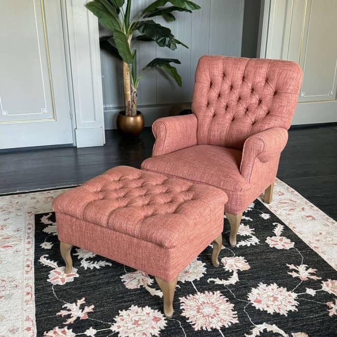 Gecapitonneerde fauteuil en hocker Stoffering klassieke fauteuil + hocker gecapitonneerd