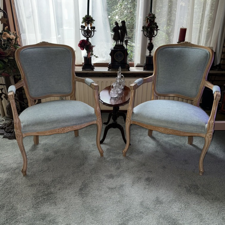 Klassieke armstoelen (afgewerkt met dubbele bies)