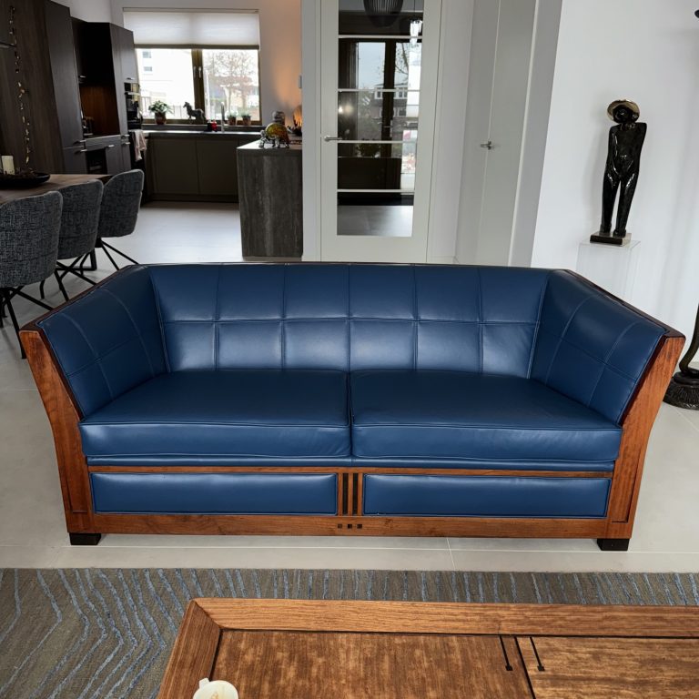 Herstoffering art-deco bank met leer